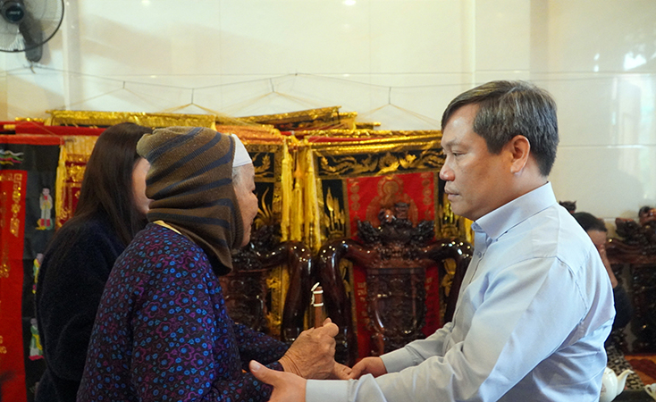 Đồng chí Bí thư Tỉnh ủy thăm gia đình Thiếu tướng, liệt sỹ Nguyễn Văn Man