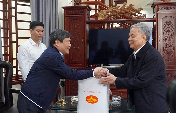 Đồng chí Bí thư Tỉnh ủy chúc tết đồng chí Trần Hòa, nguyên Bí thư Tỉnh ủy
