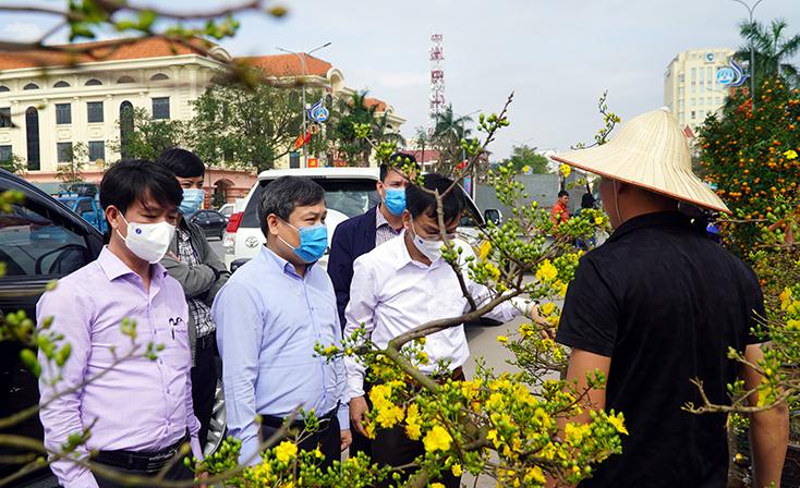 Đồng chí Bí thư Tỉnh ủy kiểm tra hoạt động kinh doanh hoa tết và chúc bà con kinh doanh thuận lợi    