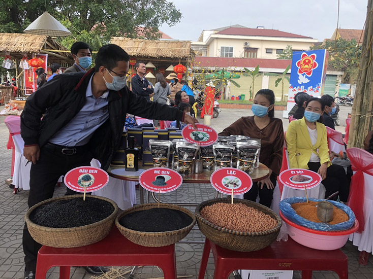 Lễ hội tái hiện nét chợ quê xưa với nhiều sản phẩm đặc trưng của địa phương