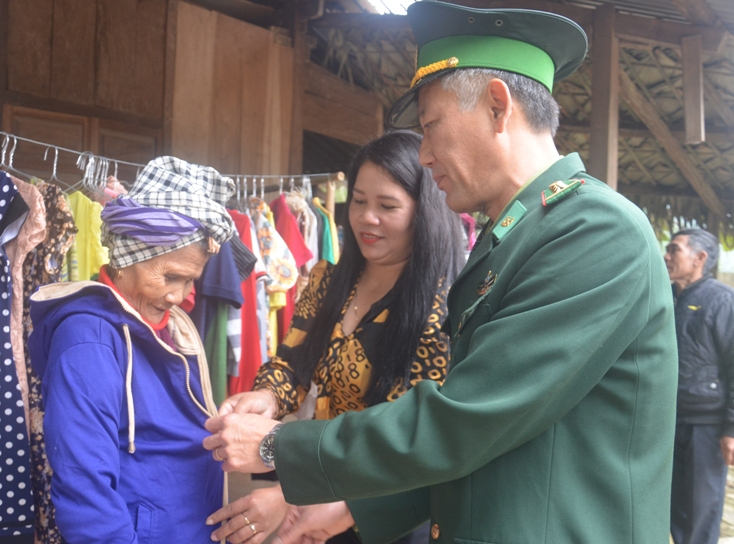 Người Khùa, người Mày vui vẻ đến  