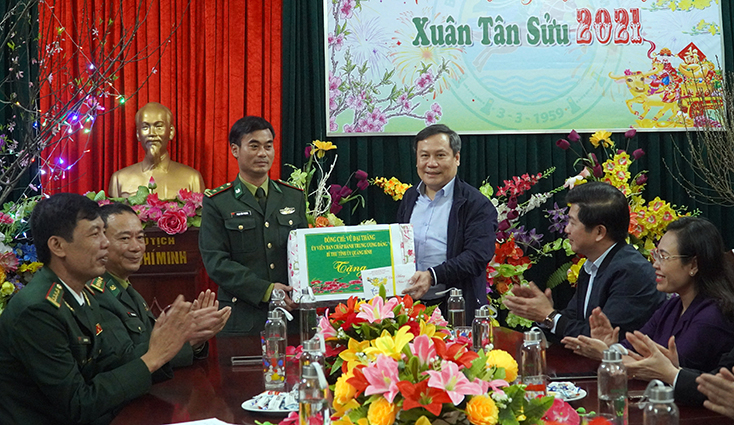 Đồng chí Bí thư Tỉnh ủy Vũ Đại Thắng tặng quà cán bộ, chiến sĩ Đồn Biên phòng Cà Xèng