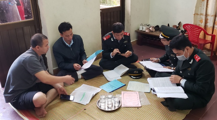 Cùng với công tác kiểm tra, Chi cục QLCLNLS-TS kết hợp tuyên truyền về vệ sinh ATTP cho các chủ cơ sở kinh doanh NLTS trên địa bàn.