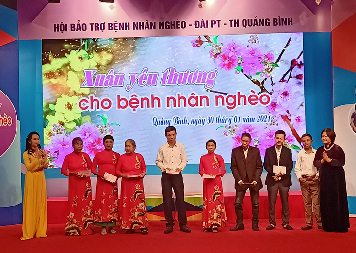 Nhiều bệnh nhân nghèo được nhận quà nhân dịp Tết Nguyên Đán 2021