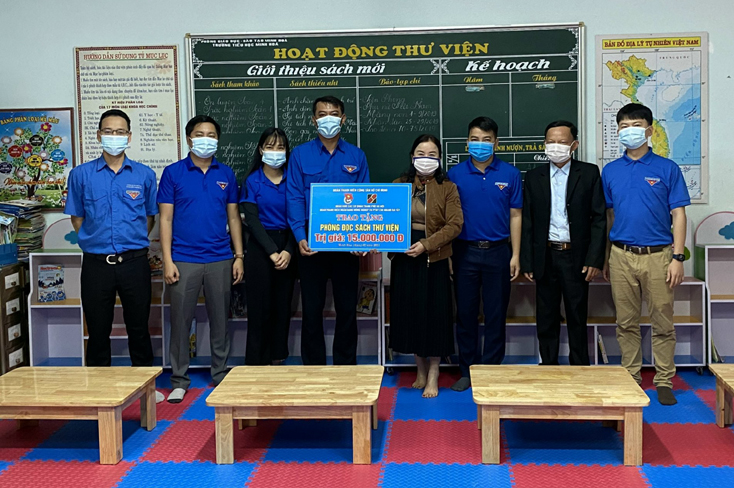 Tặng phòng đọc sách thư viện