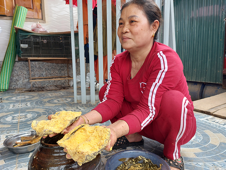 “Bí quyết” úp hũ sành xuống thau nước lạnh đã tạo ra món mắm thính truyền thống, đặc trưng, riêng có của người Tân Hóa.