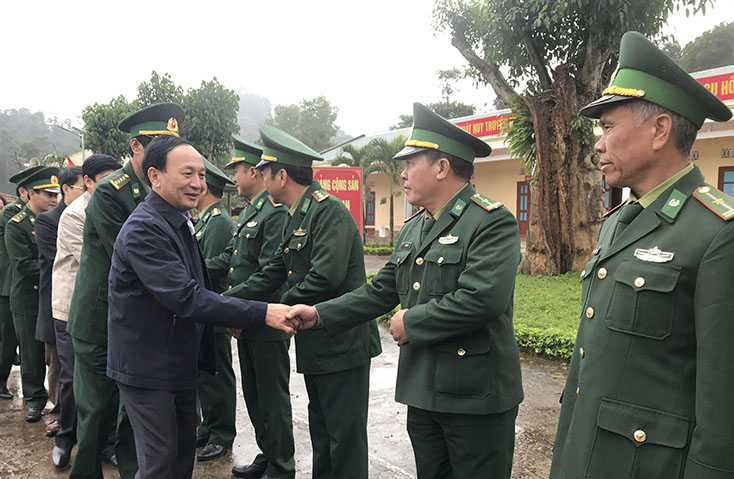Đồng chí Phó Bí thư Thường trực Tỉnh ủy Trần Hải Châu thăm hỏi, động viên cán bộ, chiến sỹ Đồn Biên phòng Cà Roòng, xã Thượng Trạch, huyện Bố Trạch.