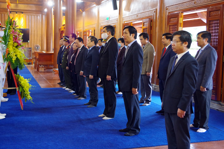 Các đại biểu dâng hương, hoa tại Đền thờ Bác Hồ và các Anh hùng liệt sỹ tỉnh