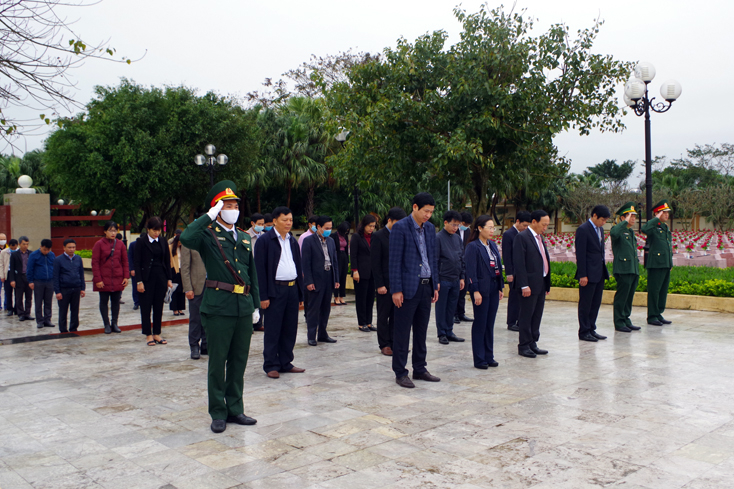 Các đại biểu dành một phút mặc niệm tưởng nhớ sâu sắc đối với công lao to lớn của các Anh hùng liệt sĩ hy sinh vì sự nghiệp đấu tranh giành độc lập dân tộc, thống nhất đất nuớc.