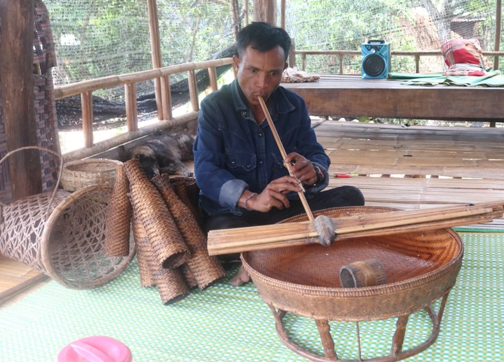 Anh Đinh Tôốc, bản 51, xã Thượng Trạch (huyện Bố Trạch) thổi pi cho chúng tôi nghe thử. 