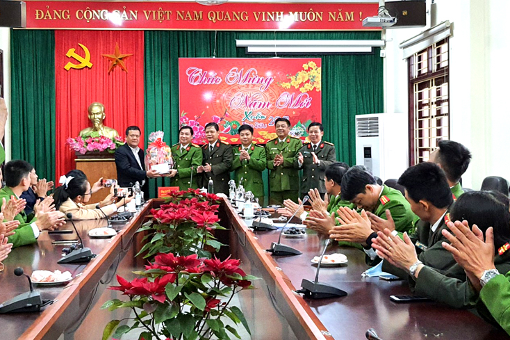 Đồng chí Bí thư Thành ủy Đồng Hới Trần Phong trao quà động viên cán bộ, chiến sỹ  Công an TP. Đồng Hới