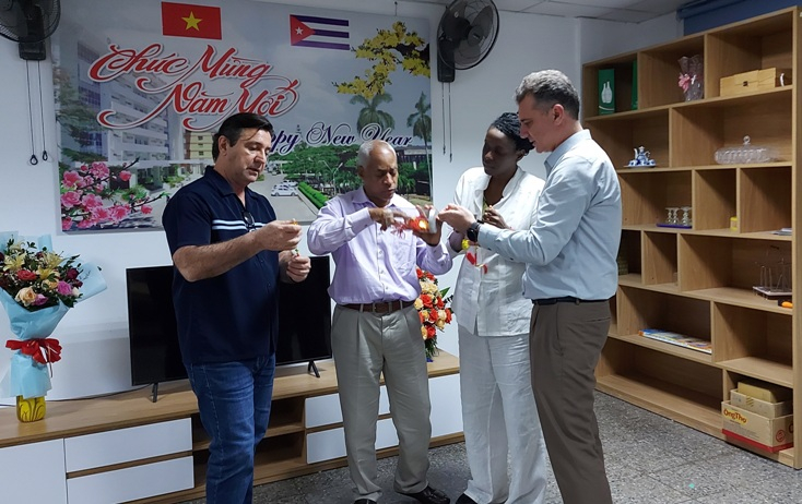 Các bác sỹ “Tây” trang trí nhà cửa để đón Tết Việt.