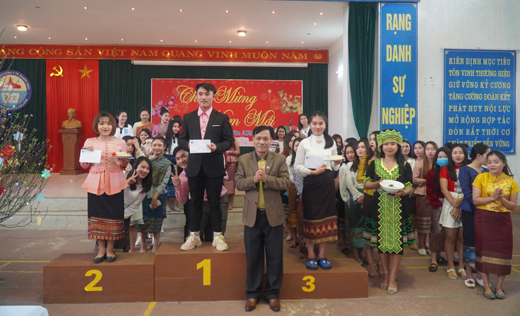 Trao giải cho các đội xuất sắc tại hội thi nấu xôi truyền thống.