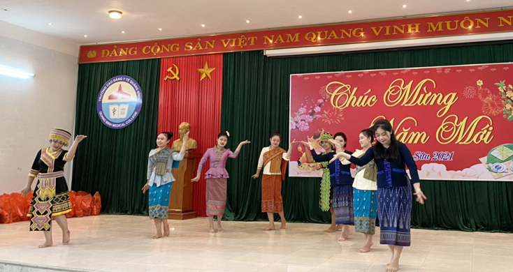 Giao lưu văn nghệ.