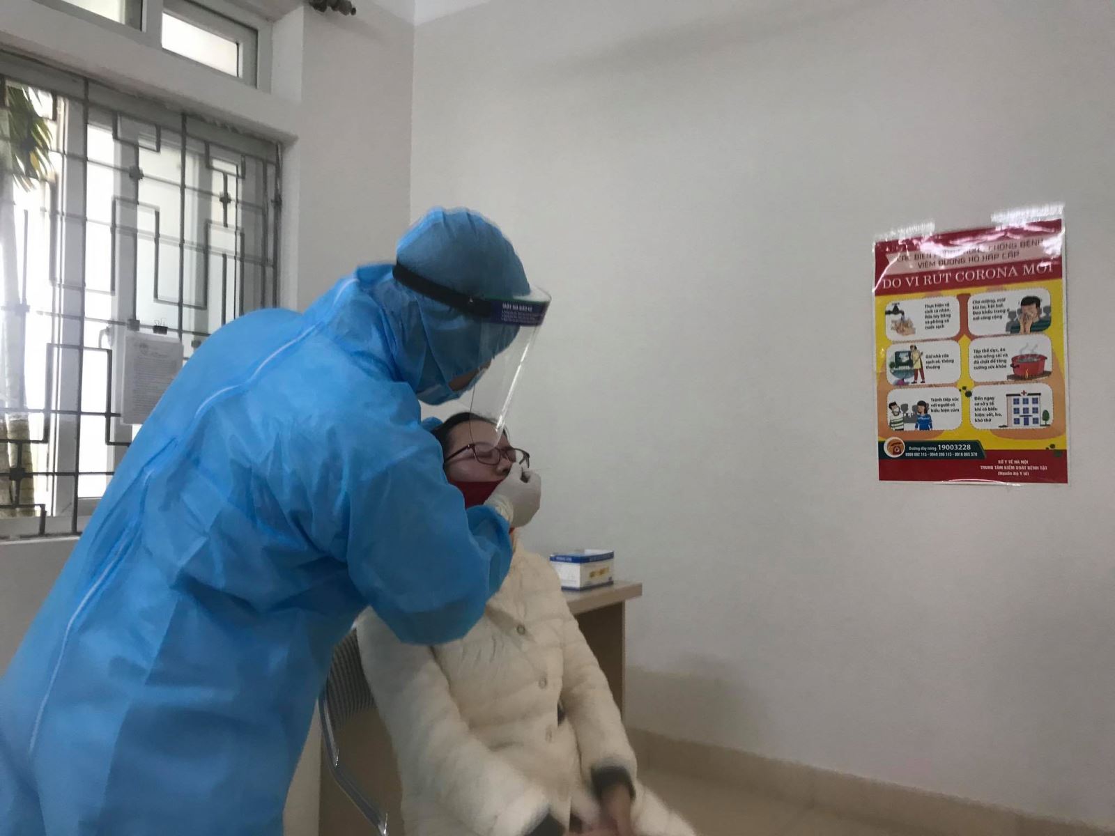 Lấy mẫu xét nghiệm sàng lọc bệnh nhân COVID-19. Ảnh: Tạ Nguyên
