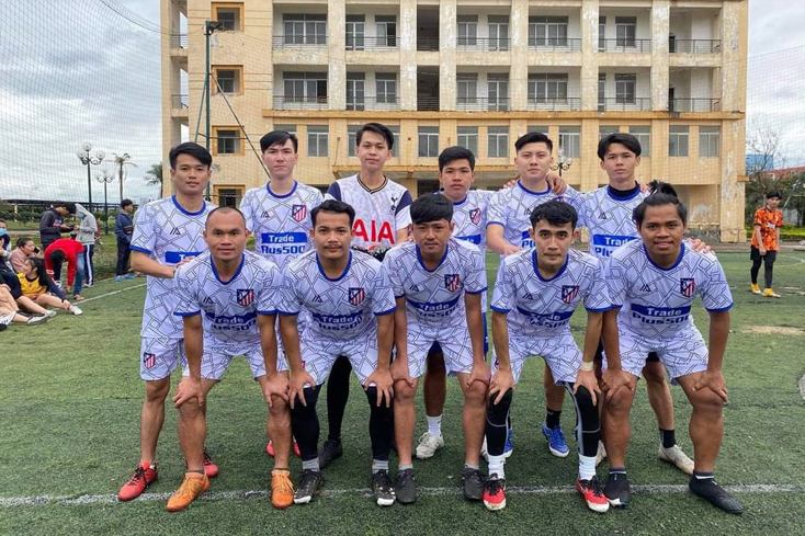 Các cầu thủ sẵn sàng ra sân tranh tài..