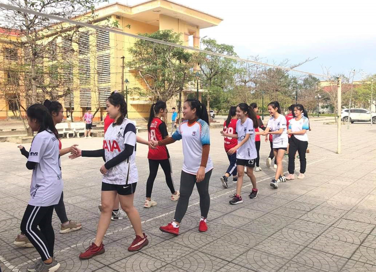  Ra sân giao hữu bóng chuyền. Ra sân giao hữu bóng chuyền.