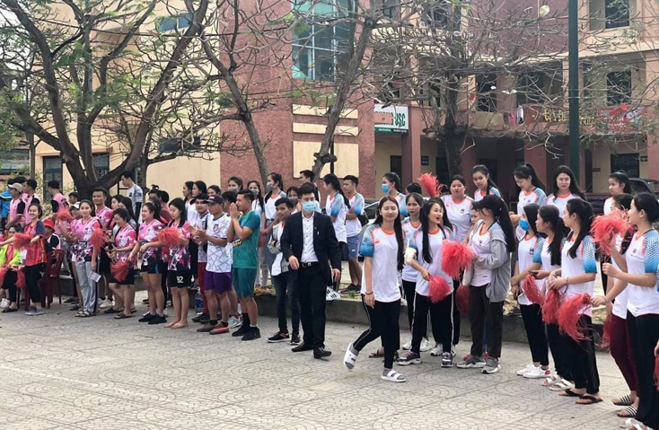 ... thu hút đông đảo học sinh, sinh viên tham gia cổ vũ nhiệt tình.