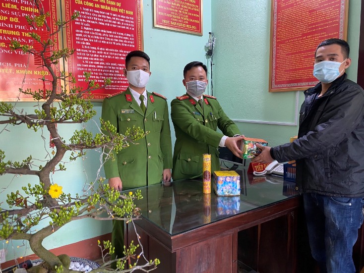 Công an phường Đồng Phú vận động người dân giao nộp pháo trước thời điểm giao thừa.