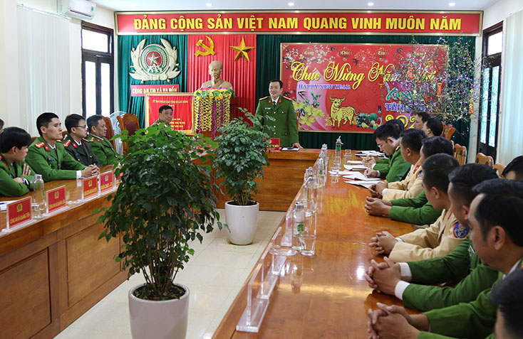 Lãnh đạo Công an tỉnh kiểm tra công tác ứng trực, đảm bảo ANTT đêm 30 Tết Nguyên đán Tân Sửu 2021 tại Công an TX. Ba Đồn.