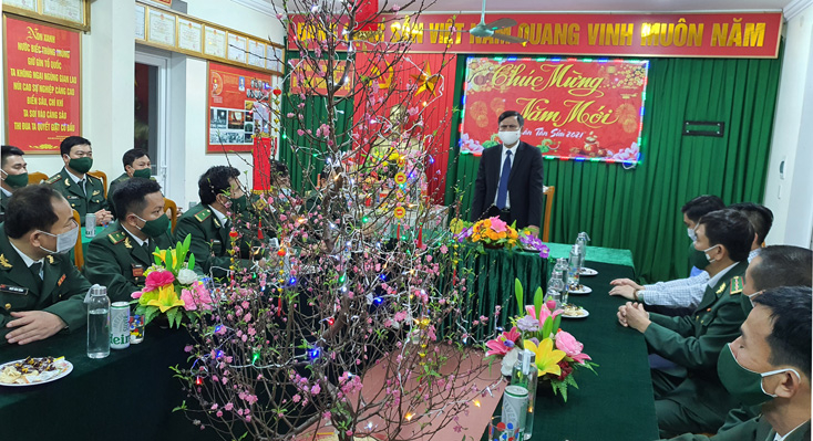 ...hỏi thăm tình hình sẳn sàng chiến đấu của đơn vị...
