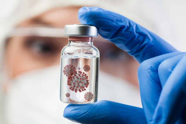  Các chuyên gia lo ngại về khả năng khiến người tiêm vaccine hoặc bị bệnh trước đó tái nhiễm của biến thể mới. Ảnh: BBC