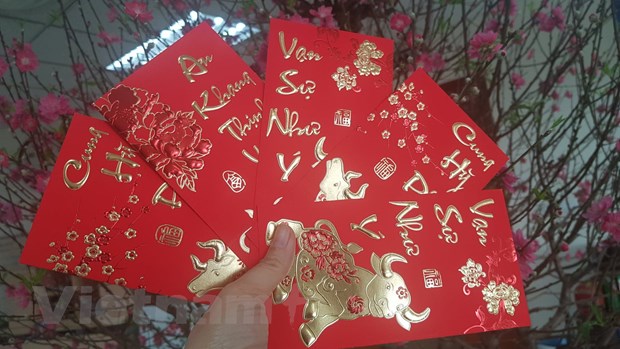 Câu chuyện tiền mừng tuổi đẹp và ý nghĩa là vậy, nhưng xung quanh đó cũng đã có không ít những câu chuyện dở khóc dở cười. (Ảnh: PV/Vietnam+)