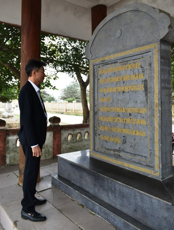 Bia di tích lịch sử lũy Trường Dục.