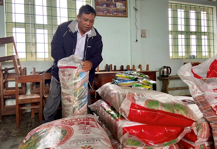 Tất bật với việc làng, việc thôn, Trưởng thôn Vinh Quang, xã Sơn Thủy Nguyễn Trọng Trới đành giao lại việc nhà cho vợ con. 