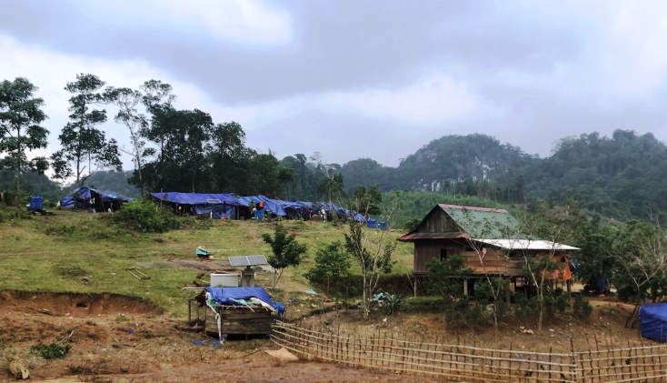 Lán trại do BĐBP dựng cho người dân bản Sắt di dời tránh ngập lụt và sạt lở. 