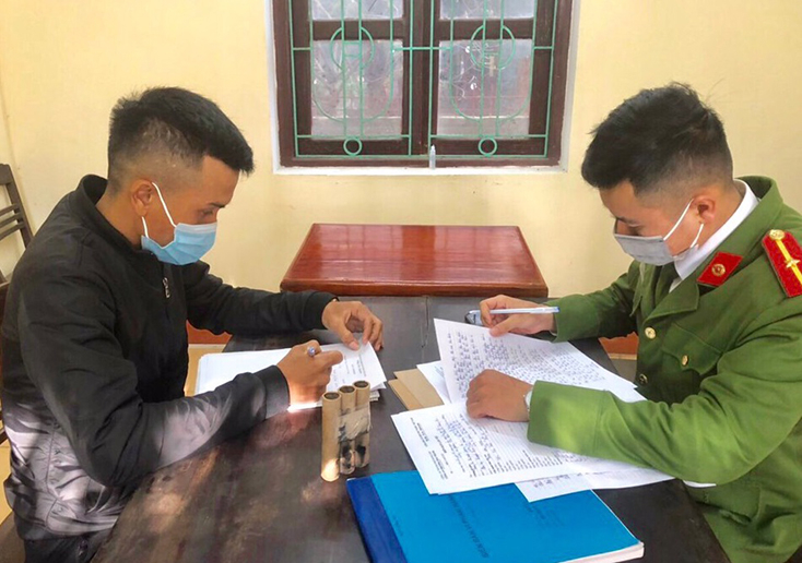 Đối tượng đốt pháo trái phép bị lực lượng Công an phường Hải Thành phát hiện, xử lý.