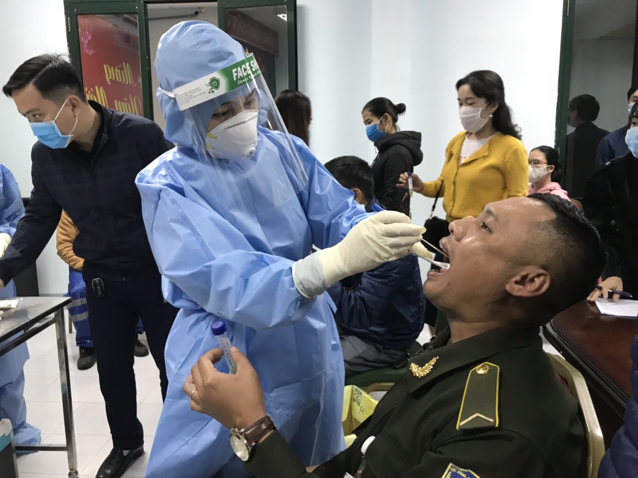 Cán bộ CDC lấy mẫu xét nghiệm SARS-CoV-2…