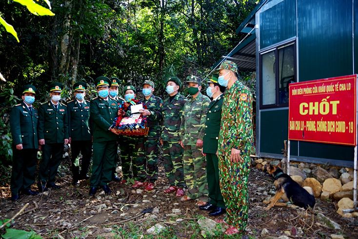 Lãnh đạo Bộ Chỉ huy Bộ đội Biên phòng tỉnh động viên cán bộ, chiến sĩ thực hiện nhiệm vụ phòng chống dịch Covid-19.