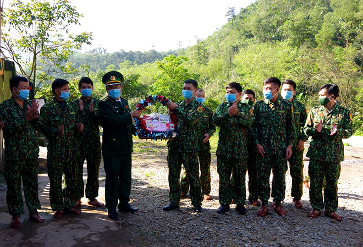Lãnh đạo Bộ Chỉ huy Bộ đội Biên phòng tỉnh động viên cán bộ, chiến sĩ thực hiện nhiệm vụ phòng chống dịch Covid-19.