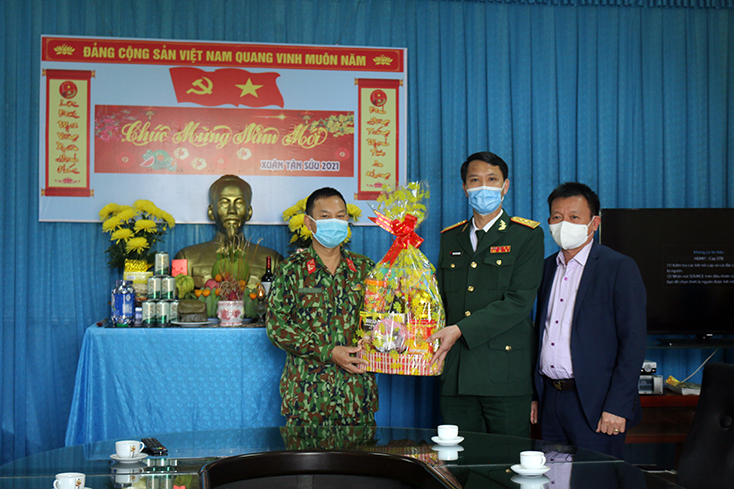 Lãnh đạo CDC chúc tết tại khu cách ly tập trung Trường Quân sự cũ
