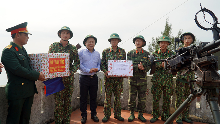 Đồng chí Bí thư Tỉnh ủy Vũ Đại Thắng tặng quà  cán bộ, chiến sỹ Phân đội Đảo La