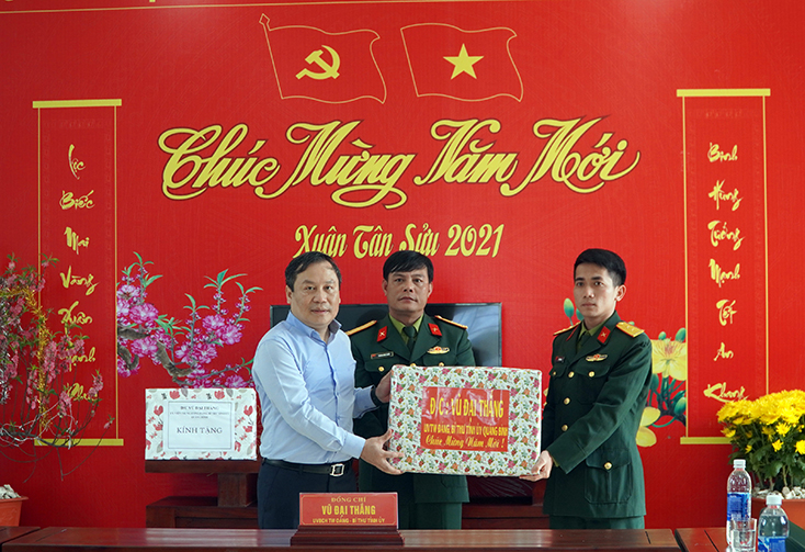 Đồng chí Bí thư Tỉnh ủy Vũ Đại Thắng thăm cán bộ, chiến sỹ Phân đội Đảo La