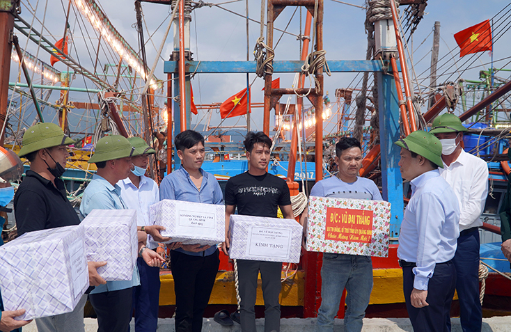 Đồng chí Bí thư Tỉnh ủy  chúc ngư dân xã Cảnh Dương đón mùa biển mới may mắn và thuận buồm xuôi gió.