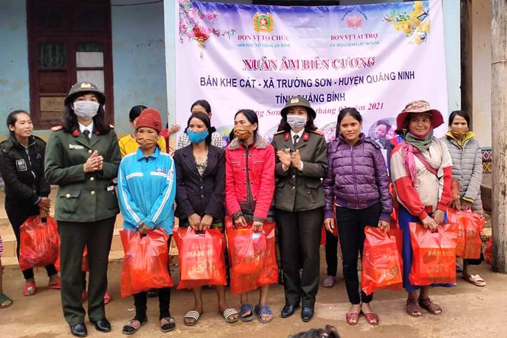 Trong chương trình “Xuân ấm biên cương”, Công an tỉnh đã trao tặng hàng trăm suất quà cho bà con trước Tết Nguyên đán.      