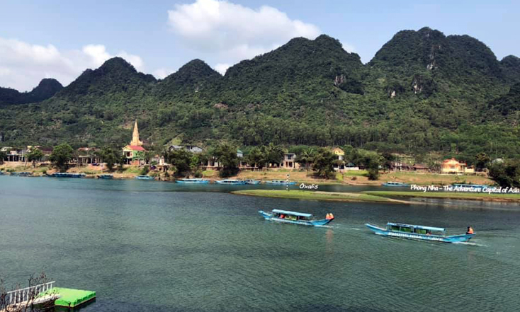 Du khách ngược thuyền lên tham quan động Phong Nha.