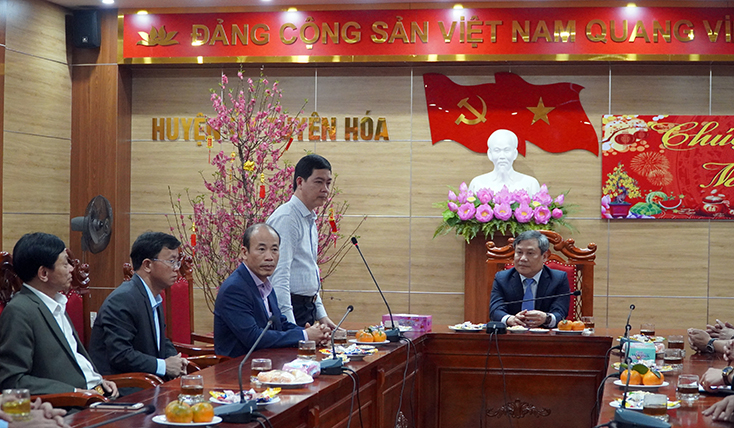 Đồng chí Lê Công Hữu, Bí thư Huyện ủy Tuyên Hóa báo cáo tình hình địa phương trước, trong và sau Tết Nguyên đán. 