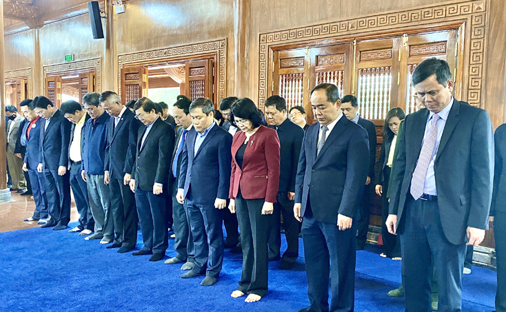 Các đại biểu mặc niệm tưởng nhớ công lao to lớn của Chủ tịch Hồ Chí Minh và các anh hùng, liệt sỹ.
