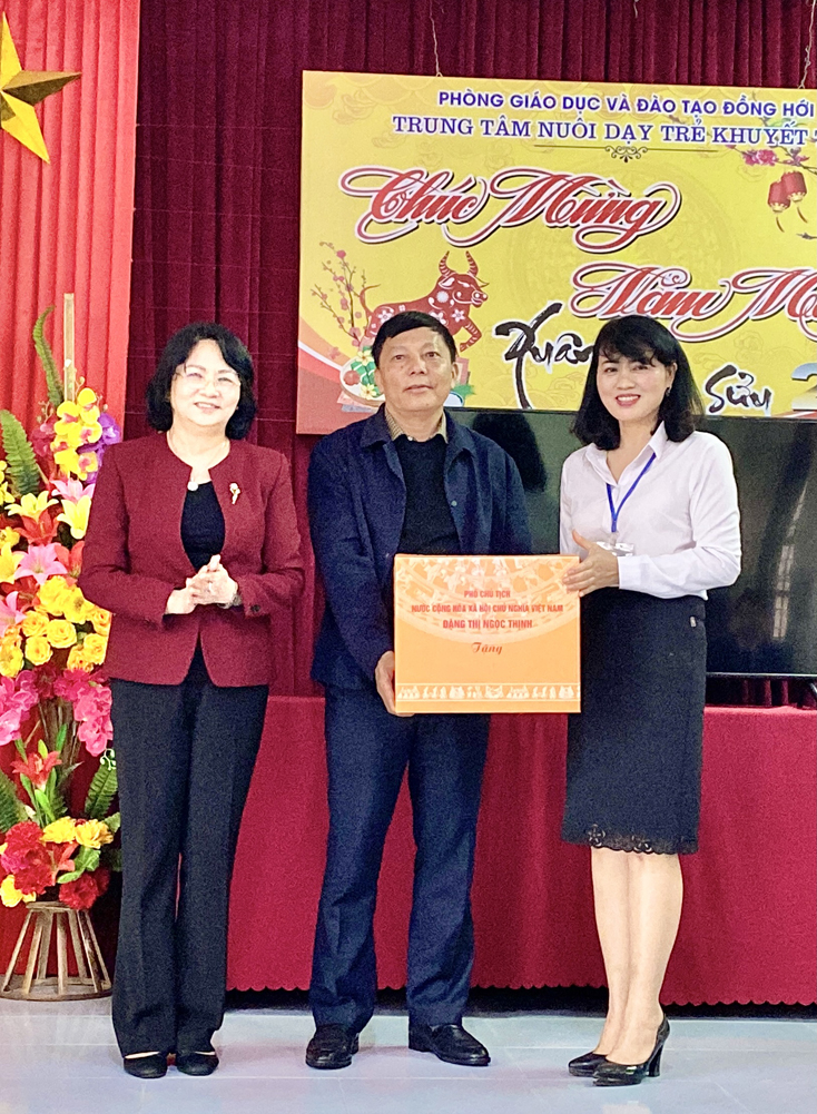 Đồng chí Phó Chủ tịch nước Đặng Thị Ngọc Thịnh tặng quà cho Trung tâm nuôi dạy trẻ khuyết tật thành phố Đồng Hới và cho tỉnh. 