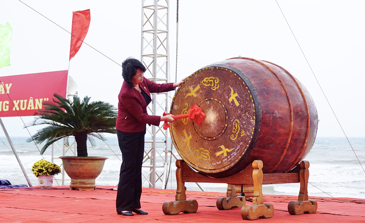 Phó Chủ tịch nước Đặng Thị Ngọc Thịnh đánh trống phát động  