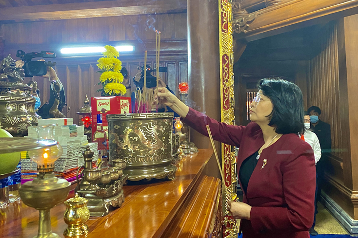 Phó Chủ tịch nước Đặng Thị Ngọc Thịnh dâng hương tại Đề thời Bác Hồ và các Anh hùng liệt sỹ tỉnh Quảng Bình.