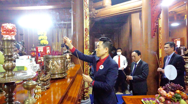 Các đại biểu dâng hương tại.Đền thờ Bác Hồ và các Anh hùng liệt sỹ tình Quảng Bình.