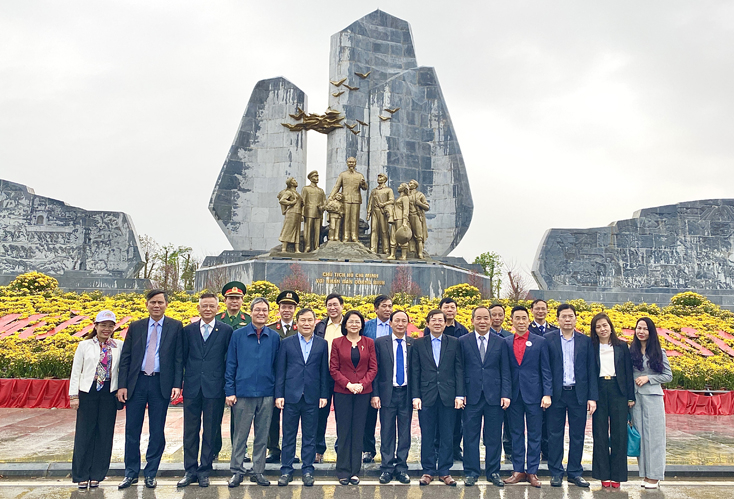 Phó Chủ tịch nước Đặng Thị Ngọc Thịnh và các đại biểu chụp ảnh lưu niệm tại Tượng đài Bác Hồ với Nhân dân Quảng Bình.