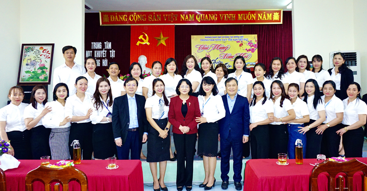 đồng chí Đặng Thị Ngọc Thịnh, Phó Chủ tịch nước và đồng chí Vũ Đại Thắng, Bí thư Tỉnh ủy chụp ảnh lưu niệm với tập thể cán bộ, giáo viên Trung tâm nuôi dạy trẻ khuyết tật thành phố Đồng Hới.