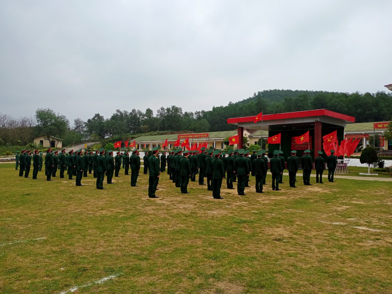 Toàn cảnh Lễ phát động Tết trồng cây do Bộ CHQS tỉnh tổ chức.