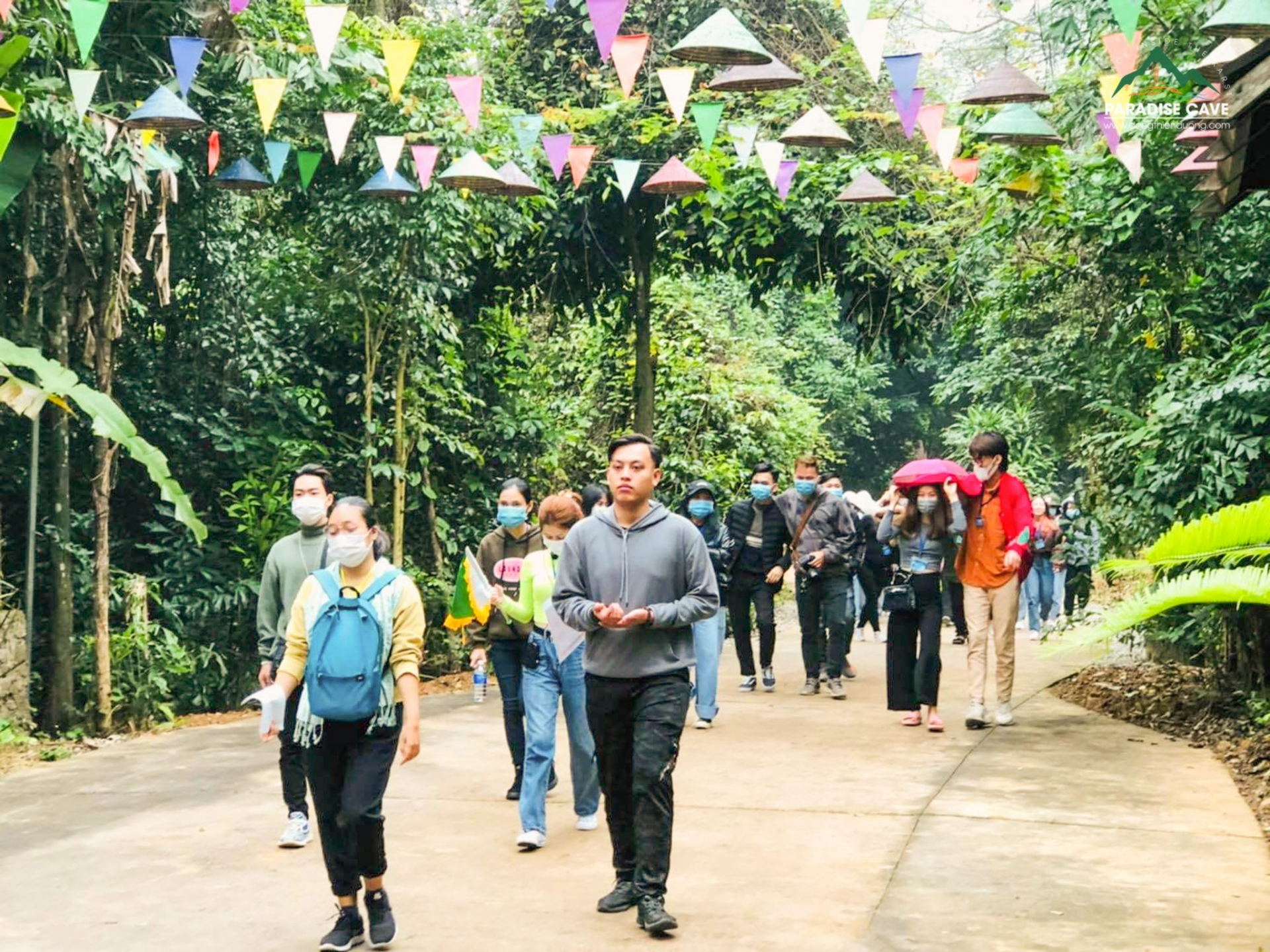 Khách du lịch tham quan khu du lịch sinh thái động Thiên Đường.
